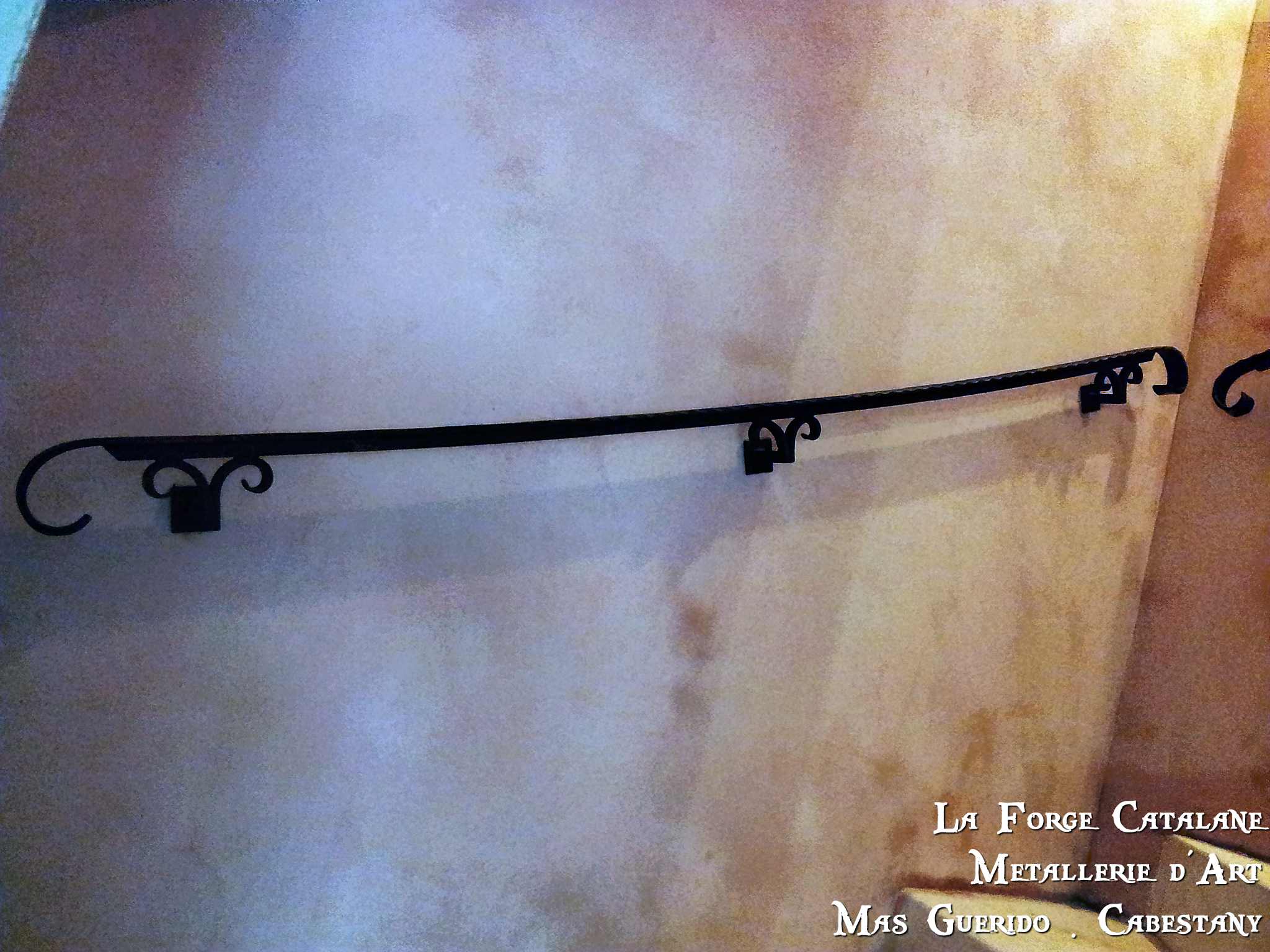 main courante ciselee crosses forge a chaud forge catalane.jpg